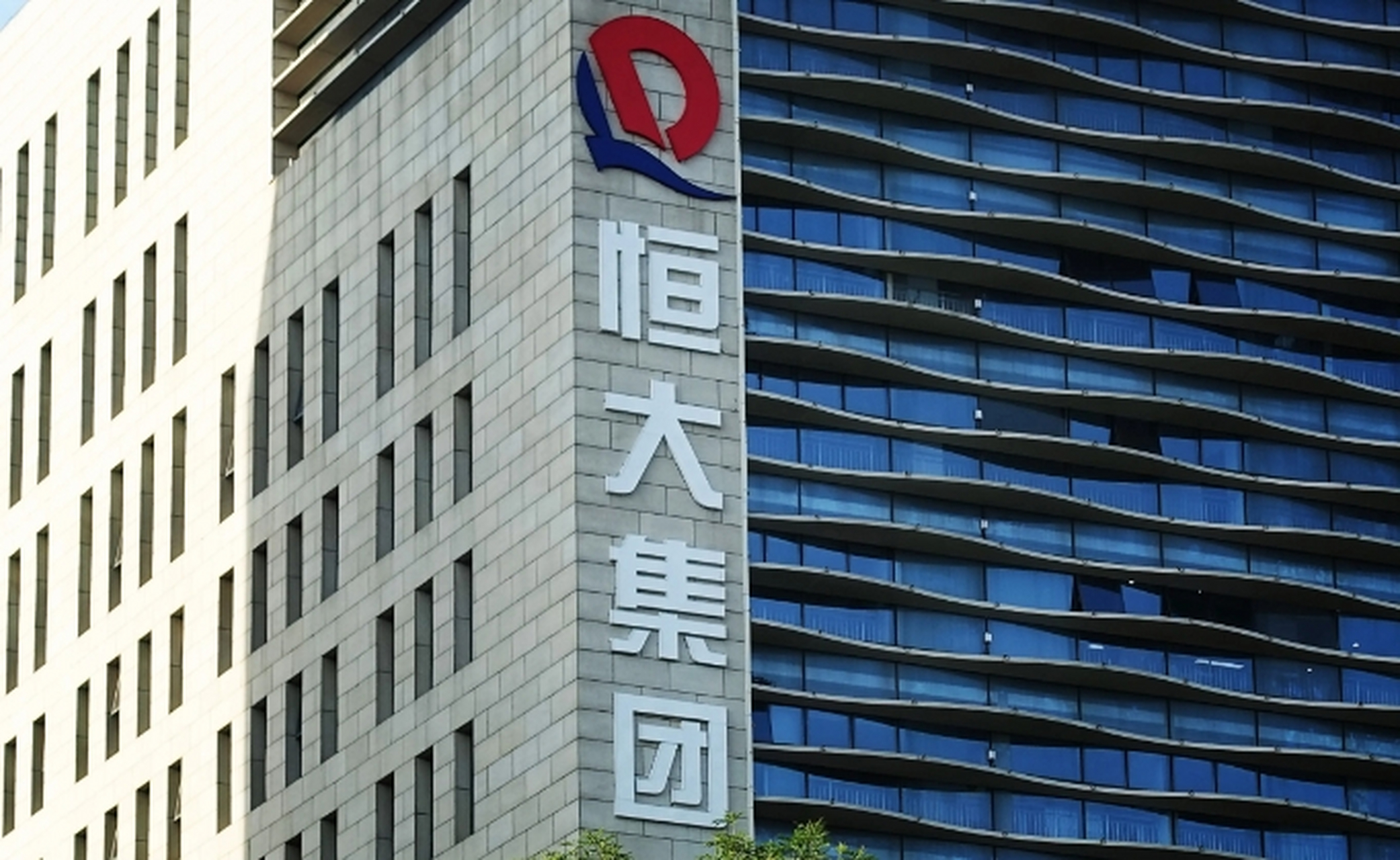 恒大客场大胜建业，追平积分榜第一